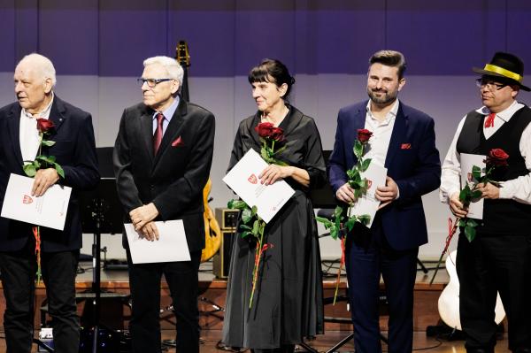 Marszałek wręczył stypendia i nagrody kulturalne- kliknij aby powiększyć