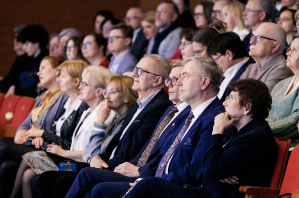 Marszałek wręczył stypendia i nagrody kulturalne- kliknij aby powiększyć