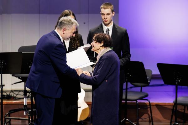 Marszałek wręczył stypendia i nagrody kulturalne- kliknij aby powiększyć