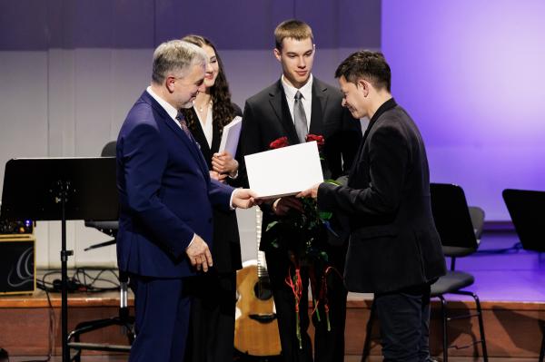 Marszałek wręczył stypendia i nagrody kulturalne- kliknij aby powiększyć
