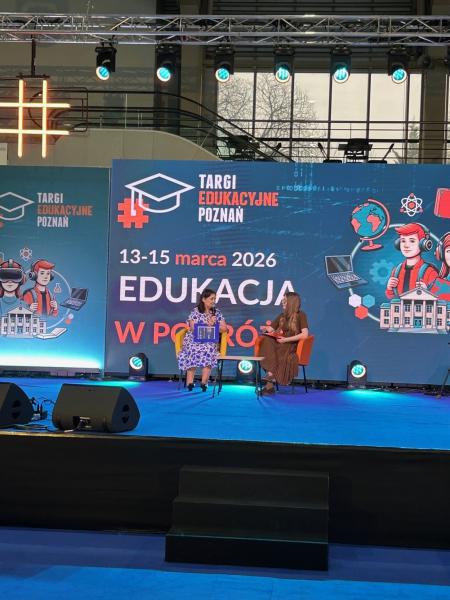 Targi edukacyjne - rozmowa z Młodzieżowym Sejmikiem- kliknij aby powiększyć