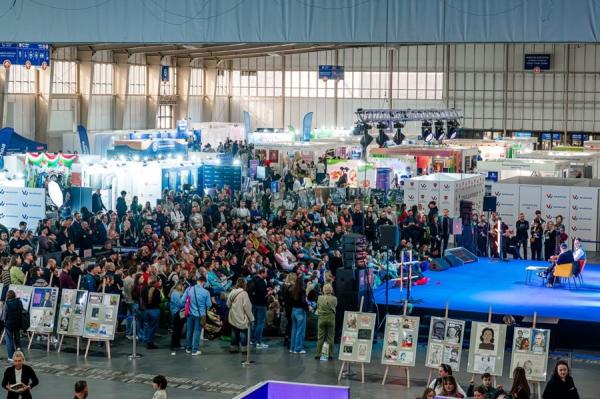 Targi edukacyjne - publiczność przy scenie głównej- kliknij aby powiększyć