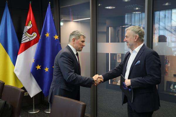 Spotkanie Marka Woźniaka, Marszałka Województwa Wielkopolskiego z nowym Konsulem Ukrainy – Serhijem Miniailo- kliknij aby powiększyć