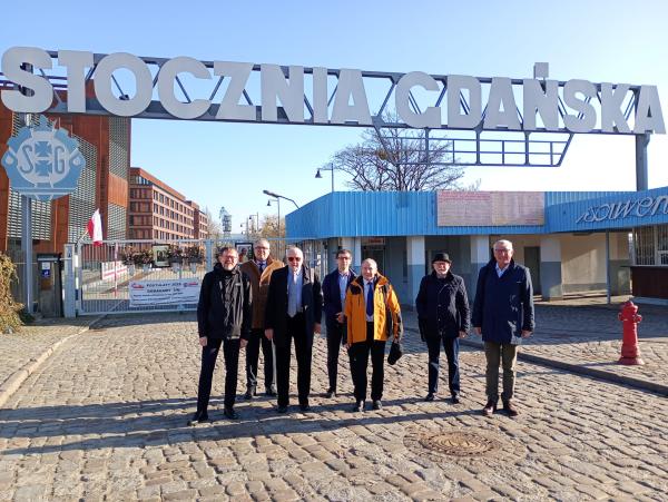 Delegacja WREJ przed Europejskim Centrum Solidarności- kliknij aby powiększyć