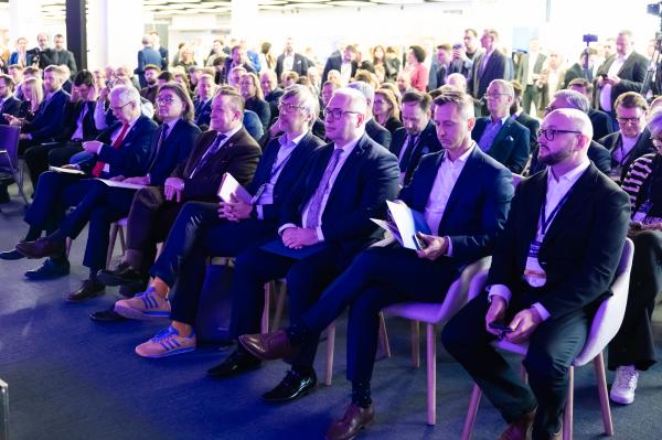 Wydarzenie zgromadziło przedstawicieli branży energetycznej, w tym wodorowej z Polski i Europy. Nie zabrakło środowiska naukowego, a także parlamentarzystów, przedstawicieli administracji rządowej i samorządowej, w tym radnych Województwa Wielkopolskiego. - kliknij aby powiększyć