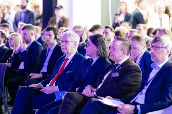 Wydarzenie zgromadziło przedstawicieli branży energetycznej, w tym wodorowej z Polski i Europy. Nie zabrakło środowiska naukowego, a także parlamentarzystów, przedstawicieli administracji rządowej i samorządowej, w tym radnych Województwa Wielkopolskiego. - kliknij aby powiększyć