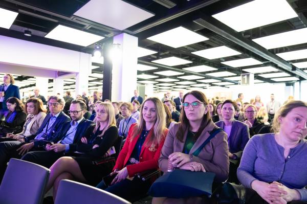 Wydarzenie zgromadziło przedstawicieli branży energetycznej, w tym wodorowej z Polski i Europy. Nie zabrakło środowiska naukowego, a także parlamentarzystów, przedstawicieli administracji rządowej i samorządowej, w tym radnych Województwa Wielkopolskiego. - kliknij aby powiększyć