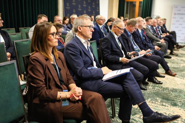 W spotkaniu uczestniczyli przedstawiciele rządu i władz regionalnych z całej Polski.- kliknij aby powiększyć