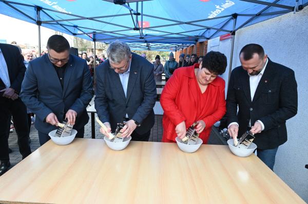 Oficjalnie zawody w tarciu chrzanu rozpoczęli Krzysztof Grabowski - Wicemarszałek Województwa Wielkopolskiego, Michał Surma - Burmistrz Żerkowa, Sebastian Ławniczak - Dyrektor Wielkopolskiego Samorządowego Centrum Rozwoju Wsi w Sielinku oraz Ewa Kubacka Sołtys Wsi Chrzan- kliknij aby powiększyć