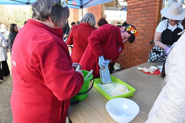 Uczestnicy konkurencji tarcia chrzanu na czas- kliknij aby powiększyć