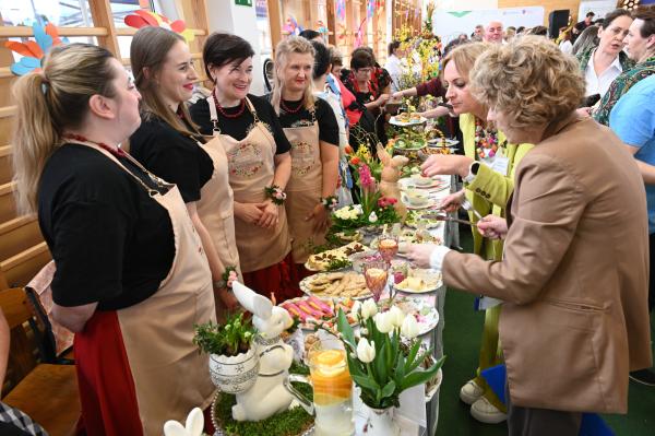 Prezentacja potraw w  konkursie Tarcia Chrzanu w Chrzanie - Wielkopolskie Tradycje Wielkanocne - kliknij aby powiększyć