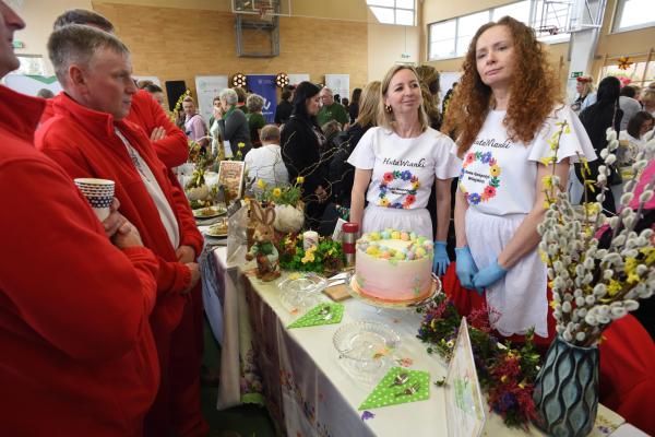 Laureatki konkursu na potrawę z chrzanem -  KGW HutaWianki,  Chrzanić schematy - chrzanowy zawrót głowy - tort chrzanowy z kremem chrzanowym- kliknij aby powiększyć