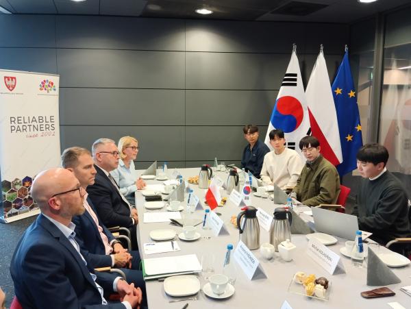 Delegacja południowokoreańskiego regionu Chungcheongnam odwiedziła Wielkopolskę
- kliknij aby powiększyć