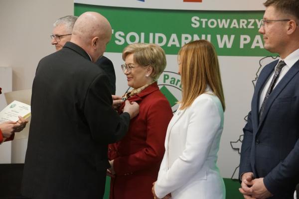 Podczas uroczystości Dyrektor Departamentu Rozwoju Obszarów Wiejskich Urzędu Marszałkowskiego w Poznaniu Izabela Mroczek została uhonorowana  Odznaką Honorową Stowarzyszenia Solidarni w Partnerstwie - kliknij aby powiększyć