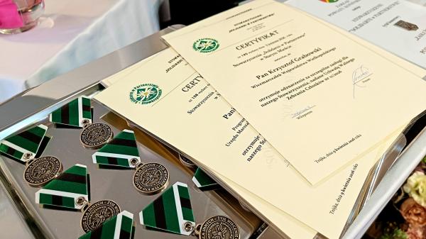 Podczas uroczystości Wicemarszałek Województwa Wielkopolskiego Krzysztof Grabowski oraz Dyrektor Departamentu Rozwoju Obszarów Wiejskich Urzędu Marszałkowskiego w Poznaniu Izabela Mroczek zostali uhonorowani przez Prezesa Stowarzyszenia Ireneusza Ćwieka Odznaką Honorową Stowarzyszenia Solidarni w Partnerstwie- certyfikaty - kliknij aby powiększyć