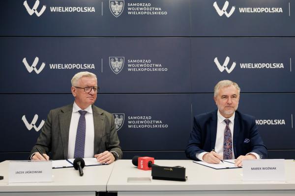 Marek Woźniak, Marszałek Województwa Wielkopolskiego oraz Jacek Jaśkowiak, Prezydent Miasta Poznania podpisali umowę ws.  Muzeum Powstania Poznańskiego – Czerwiec 1956  - kliknij aby powiększyć