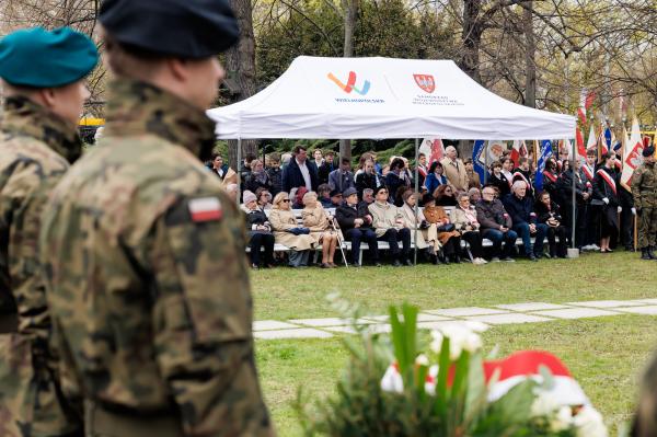 13 kwietnia pod Pomnikiem Ofiar Katynia i Sybiru w Poznaniu spotkały się rodziny pomordowanych na nieludzkiej ziemi oraz przedstawiciele władz samorządowych, parlamentarzyści, kombatanci, przedstawiciele służb mundurowych- kliknij aby powiększyć