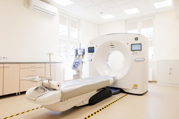 Inwestycja obejmowała zakup nowoczesnego 32-rzędowego/64-warstwowego tomografu komputerowego, wyposażonego w zaawansowane oprogramowanie akwizycyjne, a także prace adaptacyjne szpitalnych pomieszczeń- kliknij aby powiększyć