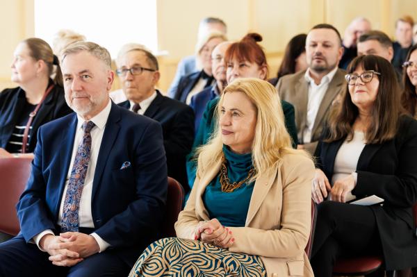 Uczestnicy uroczyści oddania o użytku nowego tomografu w chodzieskim szpitalu- kliknij aby powiększyć