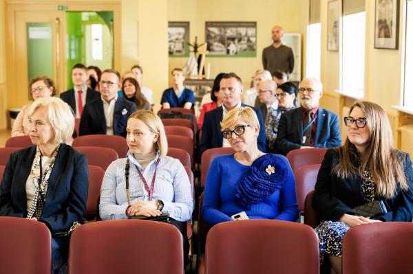 Uczestnicy uroczyści oddania o użytku nowego tomografu w chodzieskim szpitalu- kliknij aby powiększyć