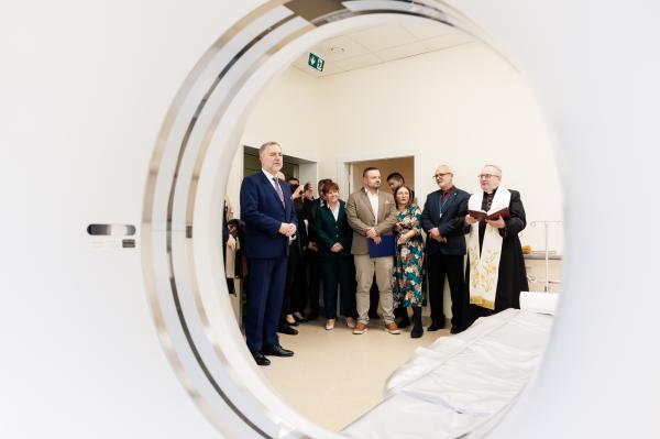 Uczestnicy uroczyści oddania do użytku nowego tomografu w Wielkopolskim Centrum Pulmonologii i Torakochirurgii im. Eugenii i Janusza Zeylandów - kliknij aby powiększyć