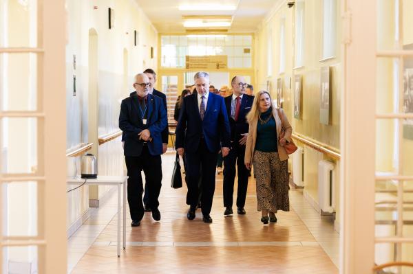 Uczestnicy uroczyści oddania o użytku nowego tomografu w chodzieskim szpitalu- kliknij aby powiększyć