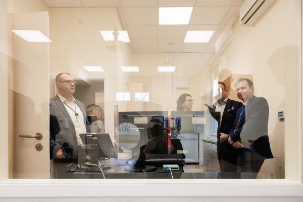 Uczestnicy uroczyści oddania do użytku nowego tomografu w Wielkopolskim Centrum Pulmonologii i Torakochirurgii im. Eugenii i Janusza Zeylandów - kliknij aby powiększyć