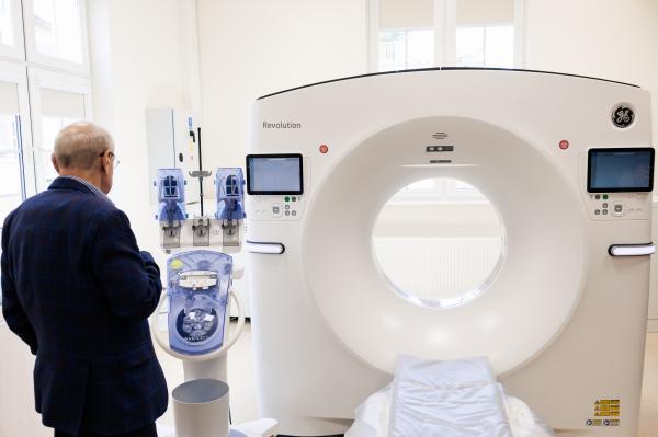 Inwestycja obejmowała zakup nowoczesnego 32-rzędowego/64-warstwowego tomografu komputerowego, wyposażonego w zaawansowane oprogramowanie akwizycyjne, a także prace adaptacyjne szpitalnych pomieszczeń- kliknij aby powiększyć