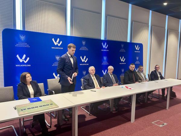 Podpisanie umowy na realizację zadania publicznego z zakresu wspierania pszczół   - kliknij aby powiększyć