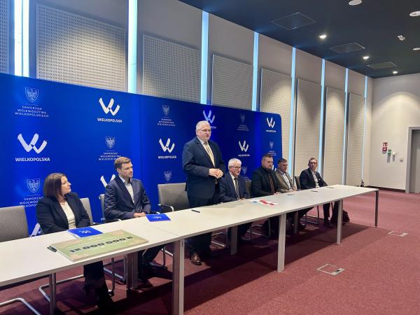 Uczestnicy spotkania, podczas którego została podpisana umowa na realizację zadania publicznego z zakresu wspierania pszczół   - kliknij aby powiększyć