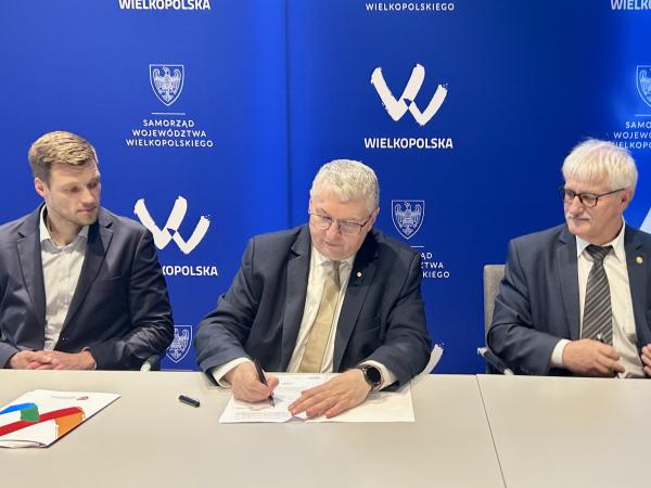 Podpisanie umowy na realizację zadania publicznego Wielkopolska wspiera pszczoły – poprawa zdrowia i jakości warunków bytowo-rozwojowych rodzin pszczelich poprzez wsparcie finansowe zakupu pokarmów pszczelich- kliknij aby powiększyć