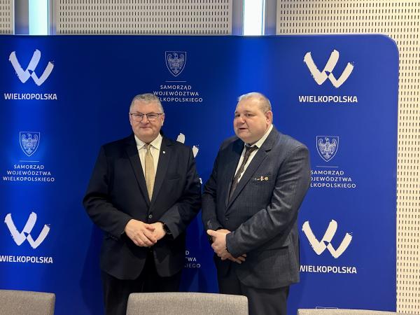 Uczestnicy spotkania, podczas którego została podpisana umowa na realizację zadania publicznego z zakresu wspierania pszczół  - kliknij aby powiększyć