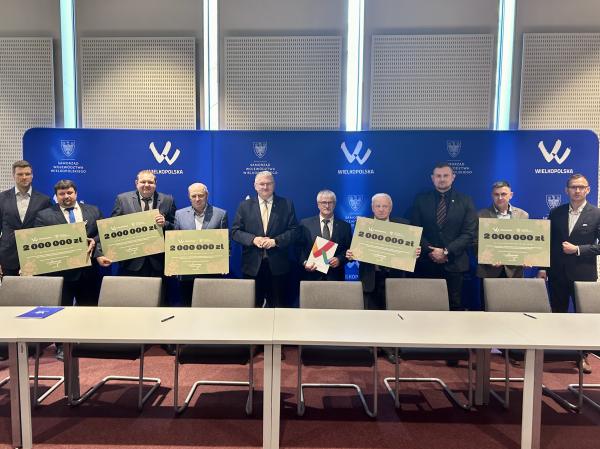 Sygnatariusze umowy na realizację zadania publicznego Wielkopolska wspiera pszczoły – poprawa zdrowia i jakości warunków bytowo-rozwojowych rodzin pszczelich poprzez wsparcie finansowe zakupu pokarmów pszczelich- kliknij aby powiększyć