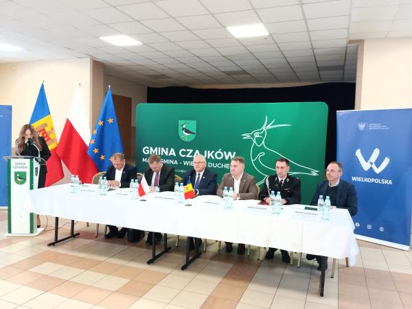 Kolejny samochód pożarniczy z Wielkopolski przekazany do Mołdawii- kliknij aby powiększyć