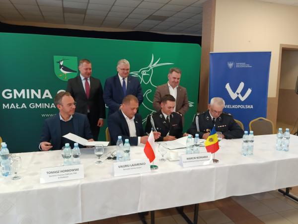 Kolejny samochód pożarniczy z Wielkopolski przekazany do Mołdawii- kliknij aby powiększyć