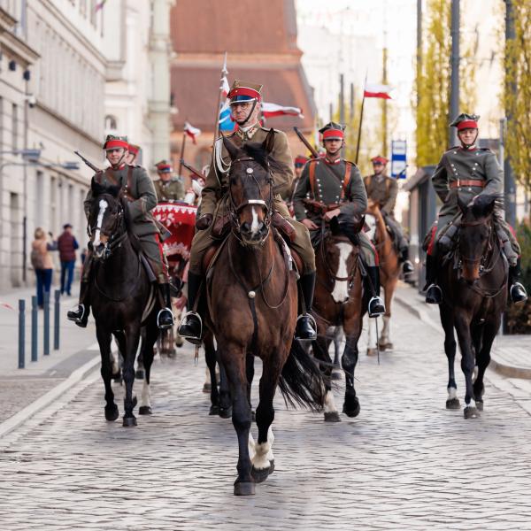 Dni Ułana to jedno z najbardziej widowiskowych wydarzeń historycznych w regionie, które co roku przyciąga miłośników tradycji kawaleryjskich, rekonstrukcji oraz historii wojskowości.- kliknij aby powiększyć