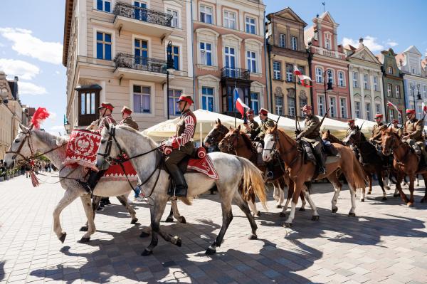 Dni Ułana to jedno z najbardziej widowiskowych wydarzeń historycznych w regionie, które co roku przyciąga miłośników tradycji kawaleryjskich, rekonstrukcji oraz historii wojskowości.- kliknij aby powiększyć