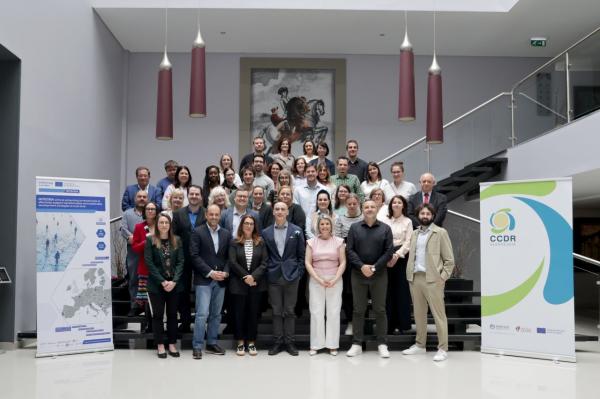 Grupa kilkudziesięciu osób uczestniczących w spotkaniu INTEGRA- kliknij aby powiększyć