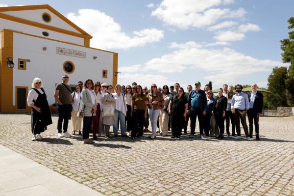 Grupa kilkudziesięciu osób w plenerze podczas wizyty studyjnej w ramach spotkania INTEGRA- kliknij aby powiększyć