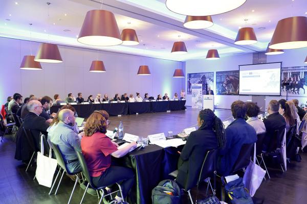 2.	Sala konferencyjna wypełniona uczestnikami spotkania INTEGRA- kliknij aby powiększyć