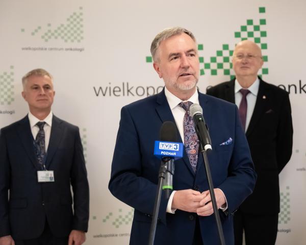 Marszałek Marek Woźniak podczas oddania trzech sal operacyjnych w Wielkopolskim Centrum Onkologii w Poznaniu.- kliknij aby powiększyć