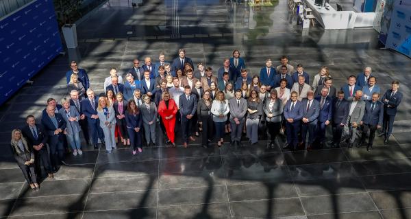 Wspólne zdjęcie radnych Sejmiku Województwa Wielkopolskiego oraz Młodzieżowego Sejmiku Województwa Wielkopolskiego na zakończenie I kadencji Młodzieżowego Sejmiku.- kliknij aby powiększyć