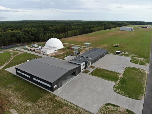 Na powojskowym lotnisku w Kąkolewie Politechnika Poznańska i Poznańskie Centrum Superkomputerowo-Sieciowe wybudowały zaplecze dydaktyczno-badawcze.- kliknij aby powiększyć