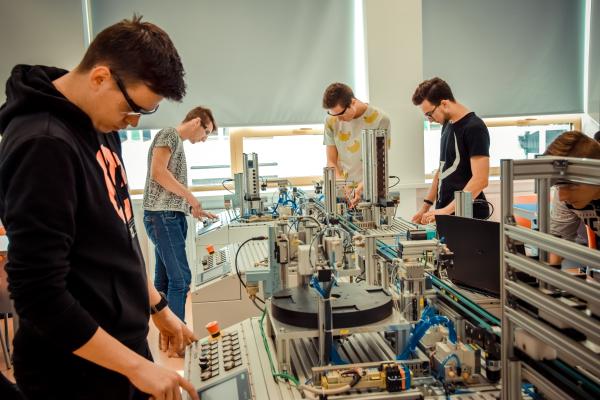 Województwo Wielkopolskie od lat stawia na rozwój kształcenia zawodowego, realizując projekty mające na celu podnoszenie jakości edukacji oraz wzmacnianie współpracy między instytucjami oświatowymi a przedsiębiorstwami. - kliknij aby powiększyć