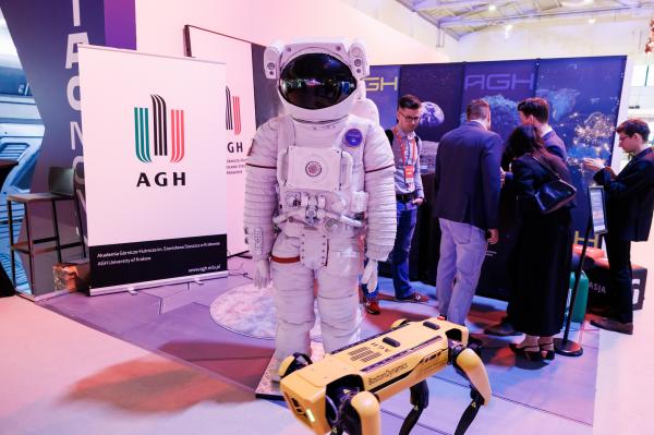 Podczas wydarzenia poruszone zostały zagadnienia związane ze sztuczną inteligencją, nowymi technologiami oraz przestrzenią kosmiczną.- kliknij aby powiększyć