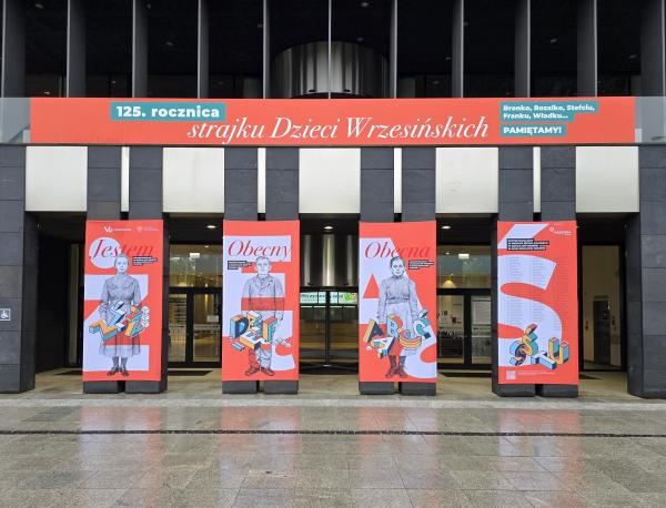 Ekspozycja na filarach Urzędu Marszałkowskiego Województwa Wielkopolskiego w Poznaniu z okazji 125. rocznicy Strajku Dzieci Wrzesińskich.- kliknij aby powiększyć