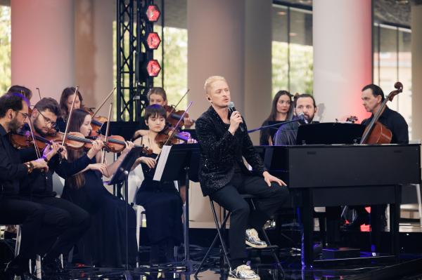 Artyście towarzyszył Borys Sawaszkiewicz oraz orkiestra smyczkowa Baltic Neopolis Orchestra.- kliknij aby powiększyć