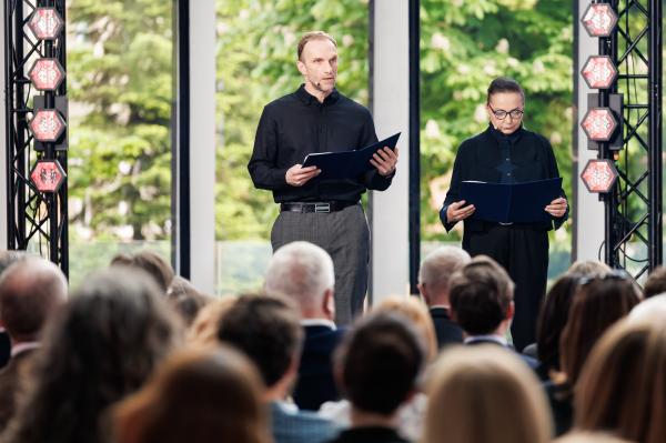 Aktorzy Teatru Polskiego w Poznaniu odczytali fragmenty książek nominowanych do Literackiej Nagrody Wielkopolskich Czytelników.- kliknij aby powiększyć