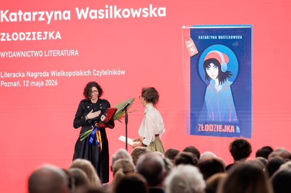 Katarzyna Wasilkowska odbiera nagrodę za książkę Złodziejka.- kliknij aby powiększyć