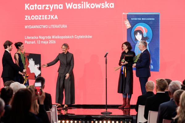 Laureatka odbiera specjalną grafikę.- kliknij aby powiększyć